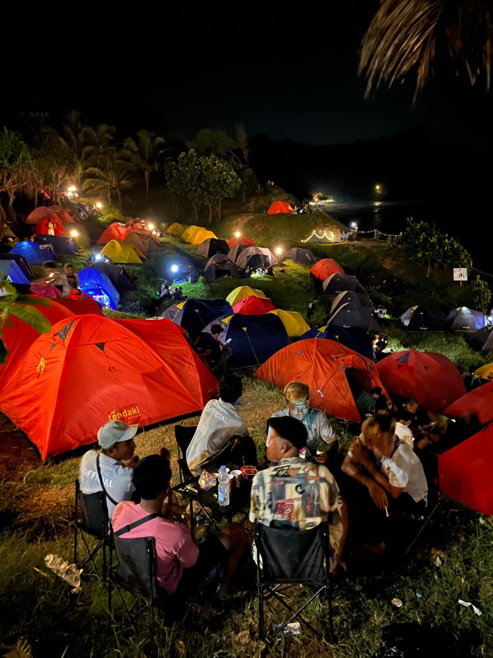 Camping malam hari dengan lampu tenda